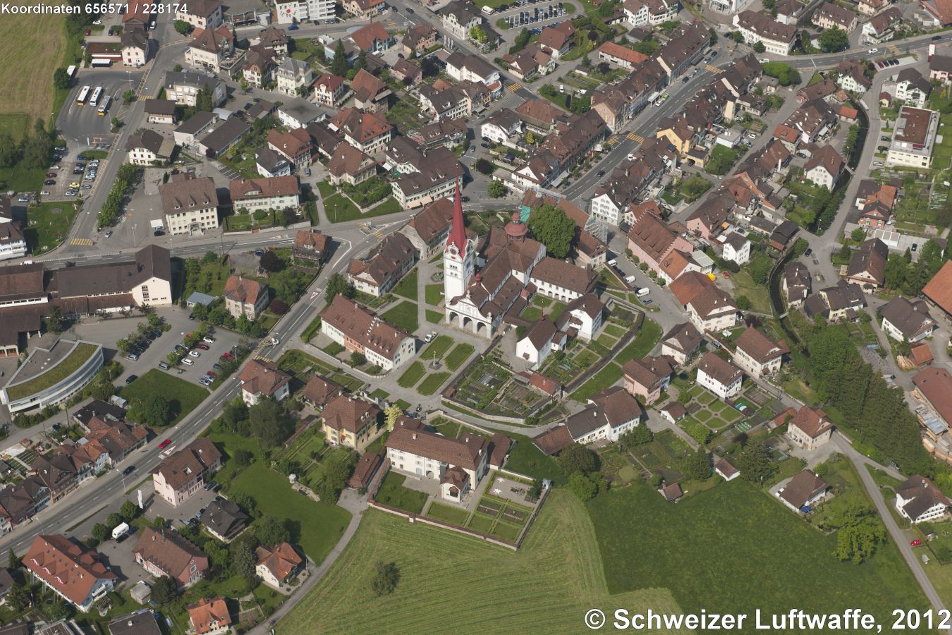 Beromünster mit Chorherrenstift. Die Gemeinde umfasst die Ortsteile Beromünster, Gunzwil, Neudorf und Schwarzenbach. Grossbrand anno 1764, danach Wiederaufbau, bis heute grösstenteils unverändert.